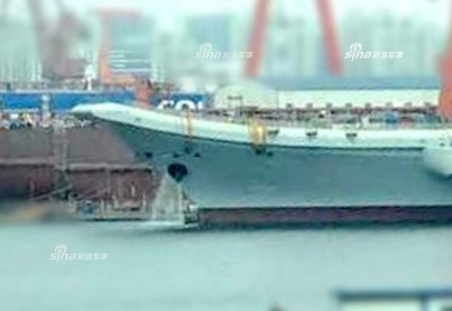 国产航母建造新动态：舰岛拉横幅将装新雷达