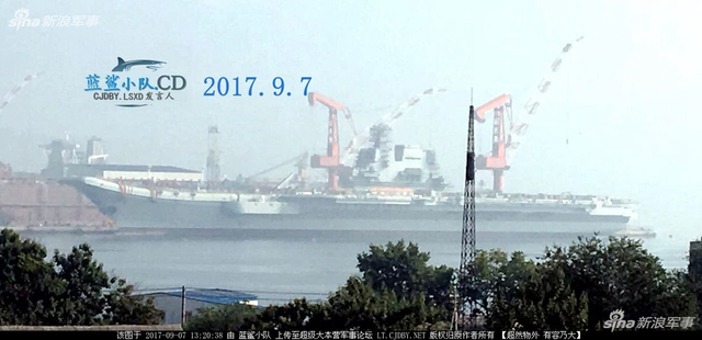国产航母建造新动态：舰岛拉横幅将装新雷达