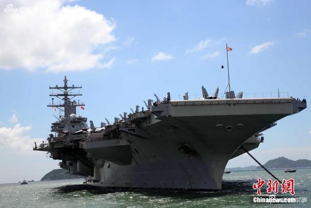 美军航母南海演习后抵香港