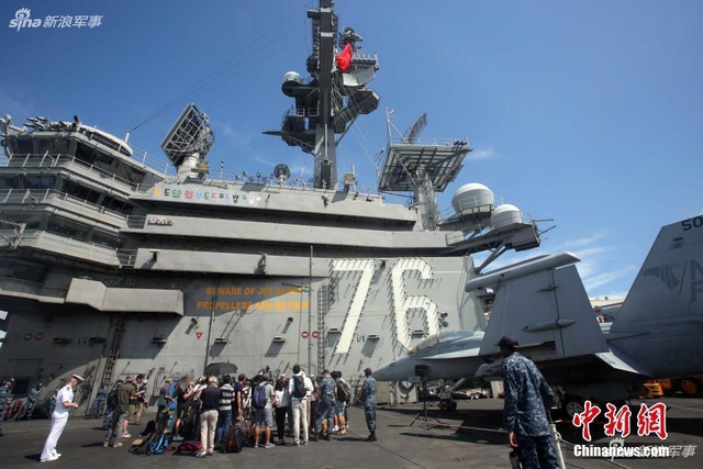 甲板停满战机：美航母携5000士兵南海演习后抵香港