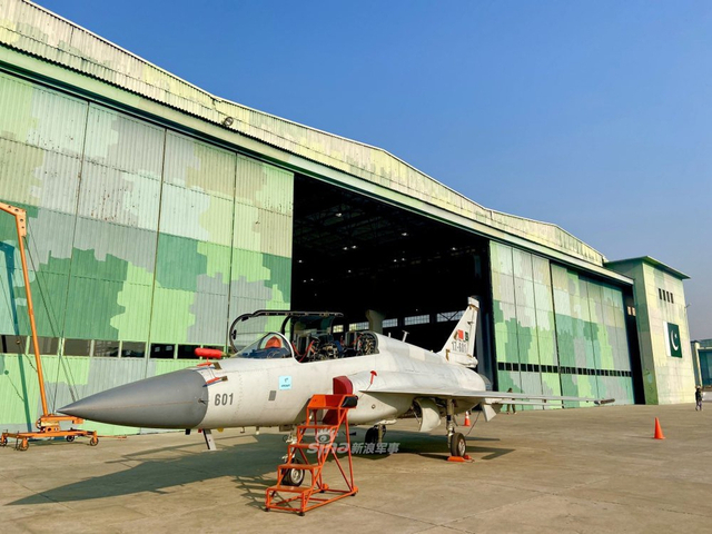 边战边训！巴基斯坦空军第6架双座枭龙战机