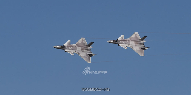 飞扬的黑丝带! 中国又一架歼20涂数码迷彩出厂试飞