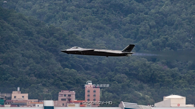 飞扬的黑丝带! 中国又一架歼20涂数码迷彩出厂试飞