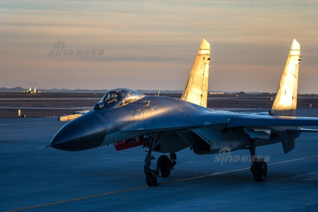回击印度挑衅：中国空军歼10歼11高原空战演练