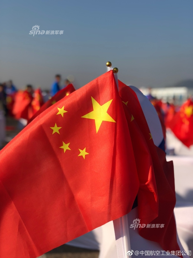 64分钟完美首飞：AG600大飞机成功着陆过水门