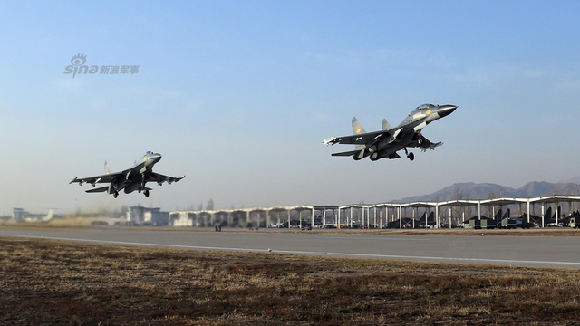 回击印度挑衅：中国空军歼10歼11高原空战演练