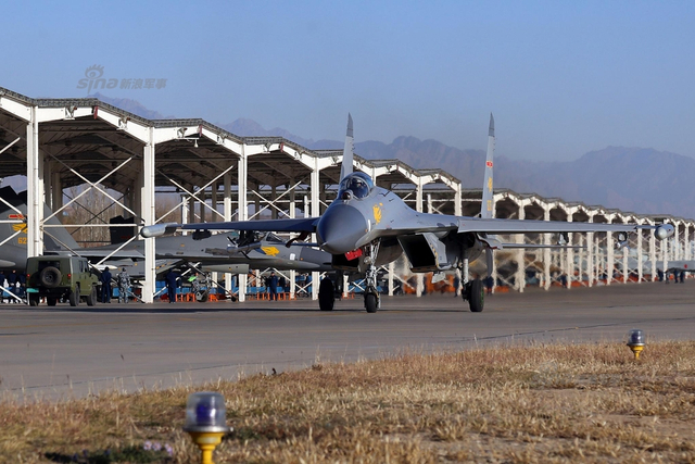 回击印度挑衅：中国空军歼10歼11高原空战演练