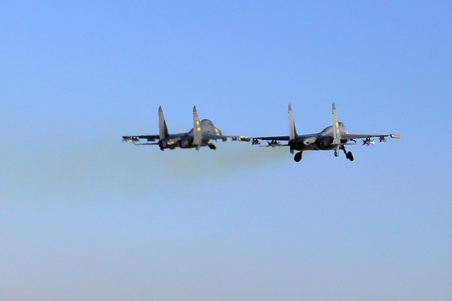 回击印度挑衅：中国空军歼10歼11高原空战演练