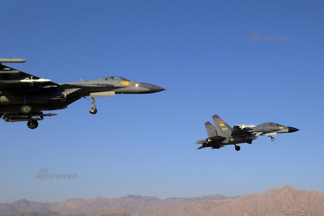 回击印度挑衅：中国空军歼10歼11高原空战演练