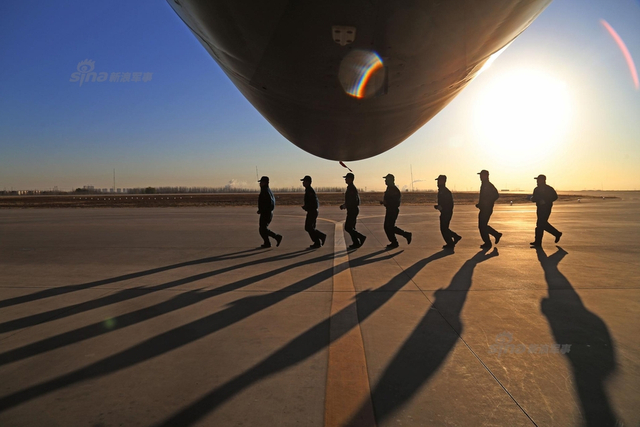 回击印度挑衅：中国空军歼10歼11高原空战演练