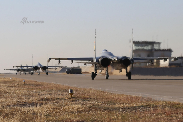 回击印度挑衅：中国空军歼10歼11高原空战演练