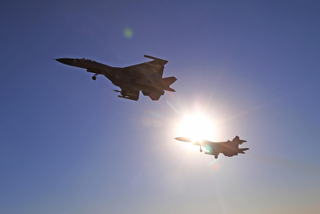 回击印度挑衅：中国空军歼10歼11高原空战演练