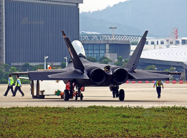 翼身一体成型：中国FC31战机总装画面罕见曝光