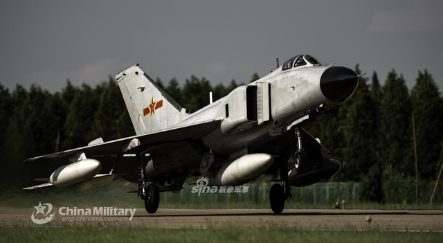 正在起飞执行巡航任务的歼8战机_新浪图片