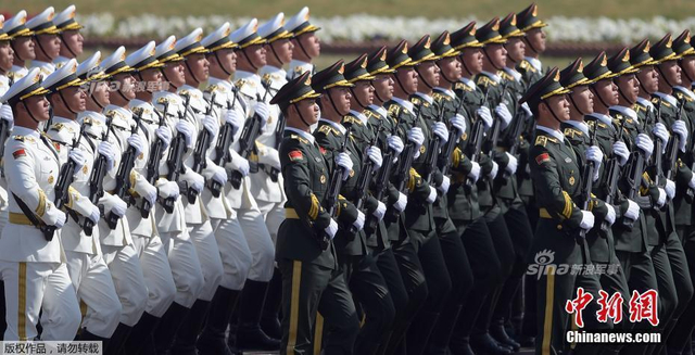 解放军亮相巴基斯坦阅兵式：威风凛凛掌声不断