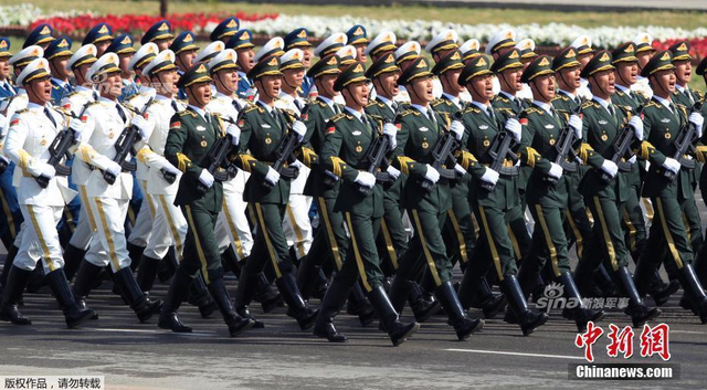 解放军亮相巴基斯坦阅兵式：威风凛凛掌声不断