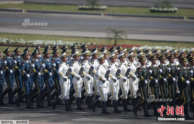 解放军亮相巴基斯坦阅兵式：威风凛凛掌声不断
