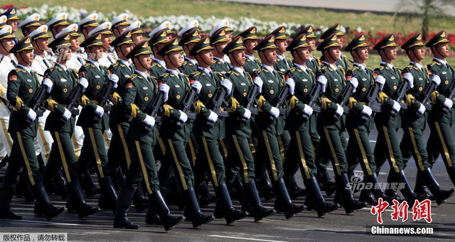 解放军亮相巴基斯坦阅兵式：威风凛凛掌声不断