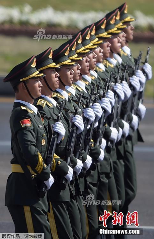解放军亮相巴基斯坦阅兵式：威风凛凛掌声不断