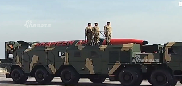 解放军亮相巴基斯坦阅兵式：威风凛凛掌声不断