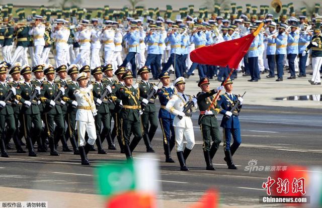 解放军亮相巴基斯坦阅兵式!