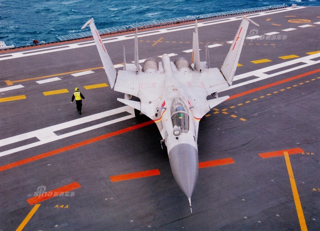 辽宁号航母甲板停放13架歼15战机：挂弹出击！