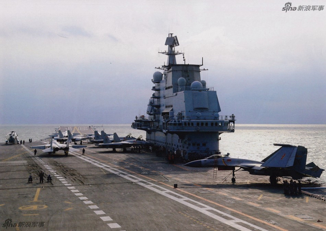辽宁号航母甲板停放13架歼15战机：挂弹出击！