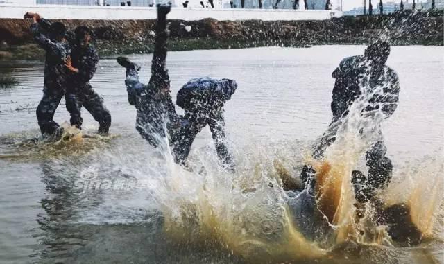 不逊美军海豹突击队！中国海军陆战队训练猛图