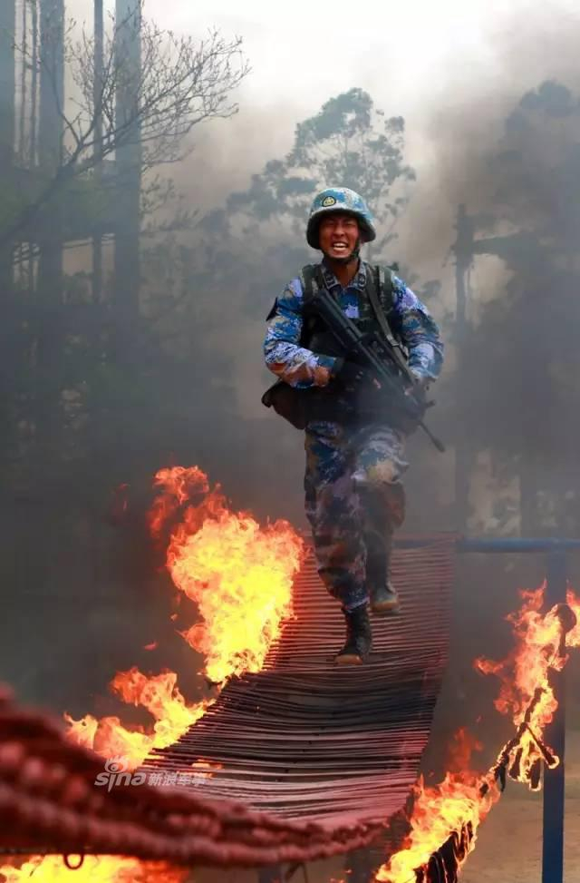 不逊美军海豹突击队！中国海军陆战队训练猛图