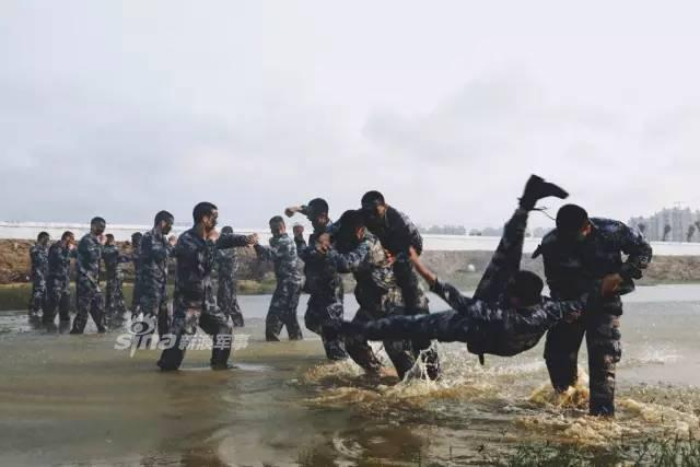 不逊美军海豹突击队！中国海军陆战队训练猛图