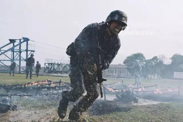 不逊美军海豹突击队！中国海军陆战队训练猛图