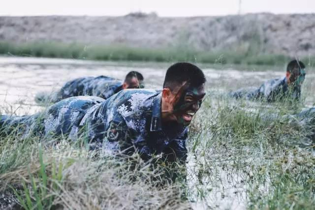 不逊美军海豹突击队！中国海军陆战队训练猛图