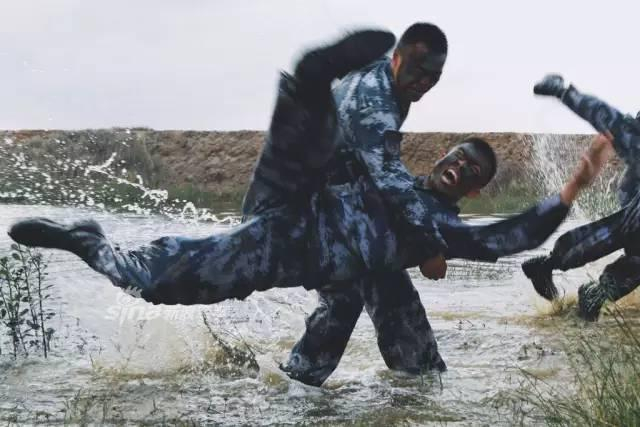 不逊美军海豹突击队！中国海军陆战队训练猛图