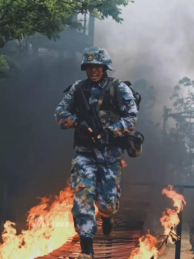 不逊美军海豹突击队！中国海军陆战队训练猛图