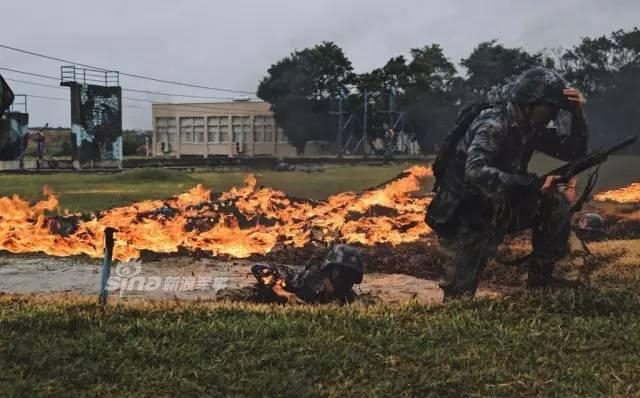 不逊美军海豹突击队！中国海军陆战队训练猛图