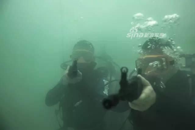 不逊美军海豹突击队！中国海军陆战队训练猛图