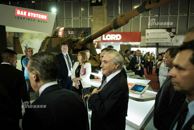 不是非卖品？中国在巴西防展上展示辽宁舰模型
