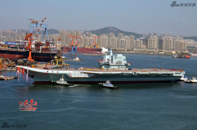 工人检查舰艏的情况:国产航母下水后继续施工