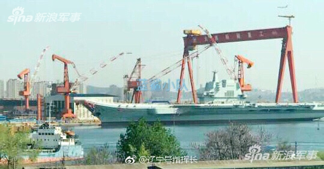 工人检查舰艏的情况:国产航母下水后继续施工