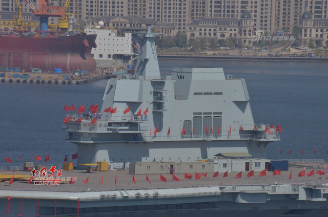 工人检查舰艏的情况:国产航母下水后继续施工