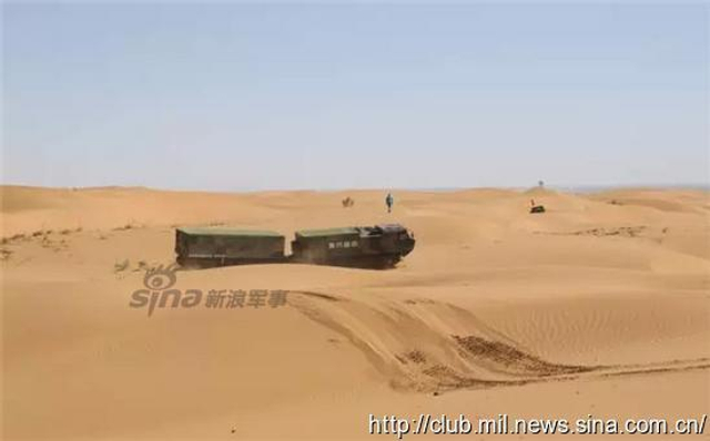 钢铁长龙下火海!解放军蟒式全地形车奔赴火场