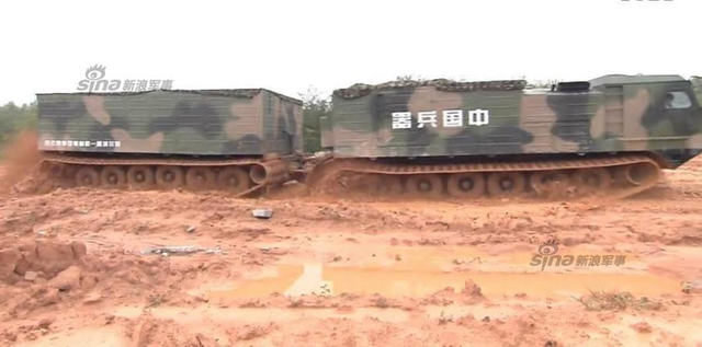 钢铁长龙下火海!解放军蟒式全地形车奔赴火场