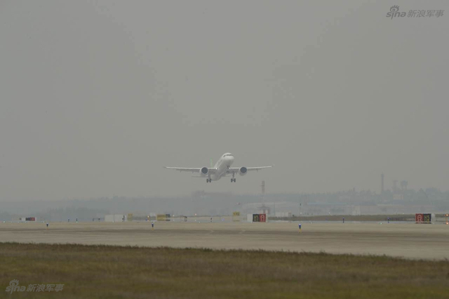 记住振奋人心的瞬间！国产C919大客机飞上蓝天