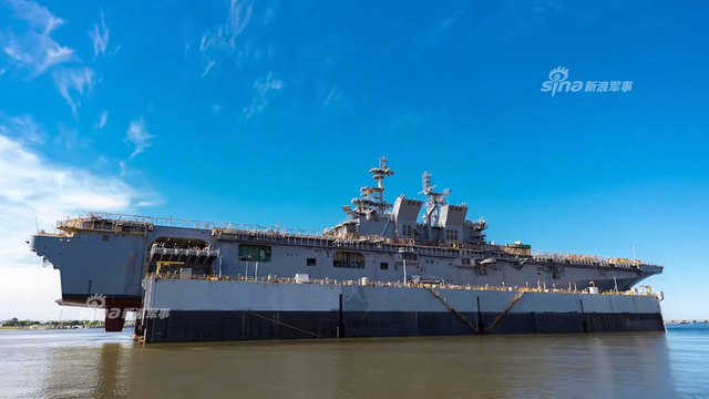 中国的小平顶要抓紧造!美军四万吨两栖舰下水