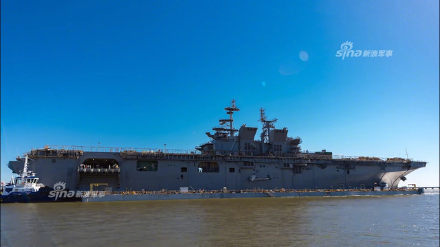 中国的小平顶要抓紧造!美军四万吨两栖舰下水