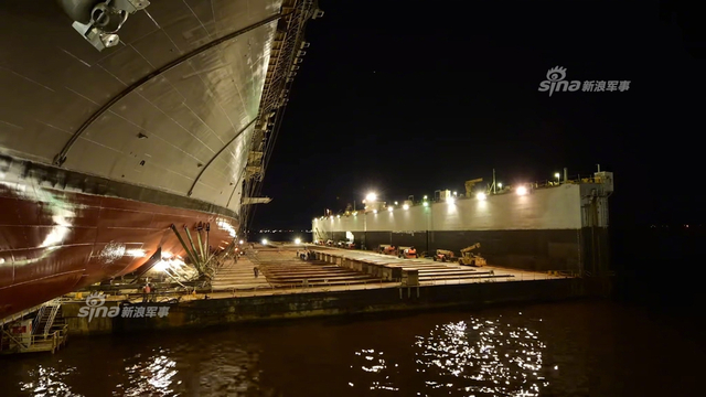 中国的小平顶要抓紧造!美军四万吨两栖舰下水