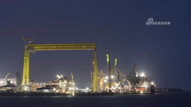 中国的小平顶要抓紧造!美军四万吨两栖舰下水