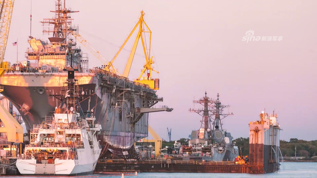 中国的小平顶要抓紧造!美军四万吨两栖舰下水