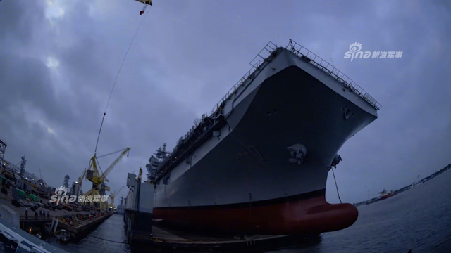 中国的小平顶要抓紧造!美军四万吨两栖舰下水