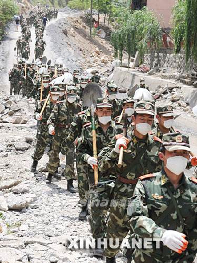 回忆汶川地震中解放军的身影：15勇士空降茂县